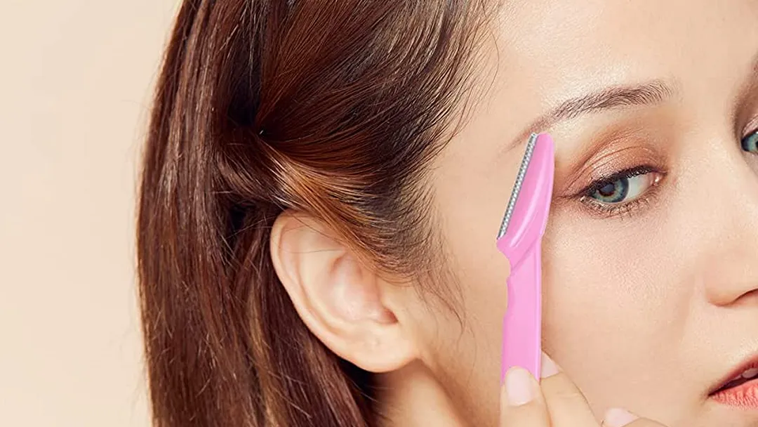 eyebrow trimming with an eyebrow razor