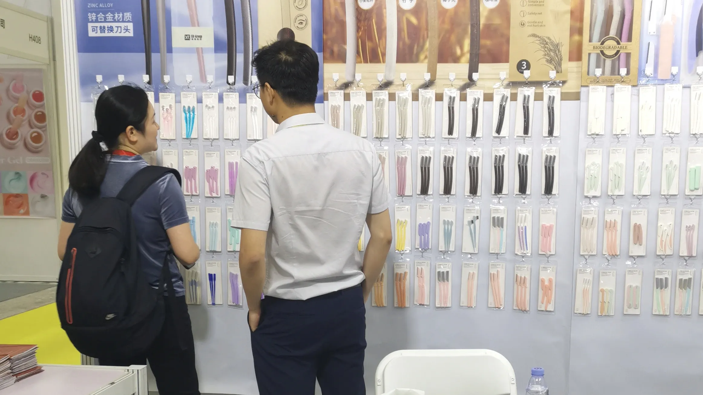 Matgicol sales representative chat with our clients