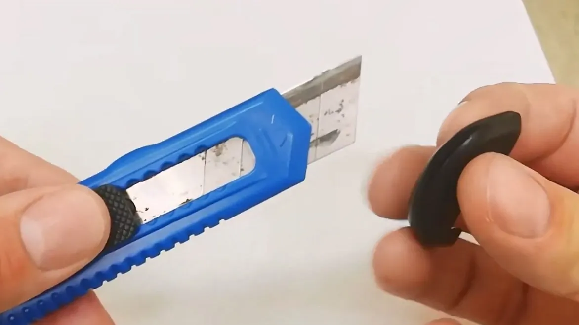 extend and lock the blade