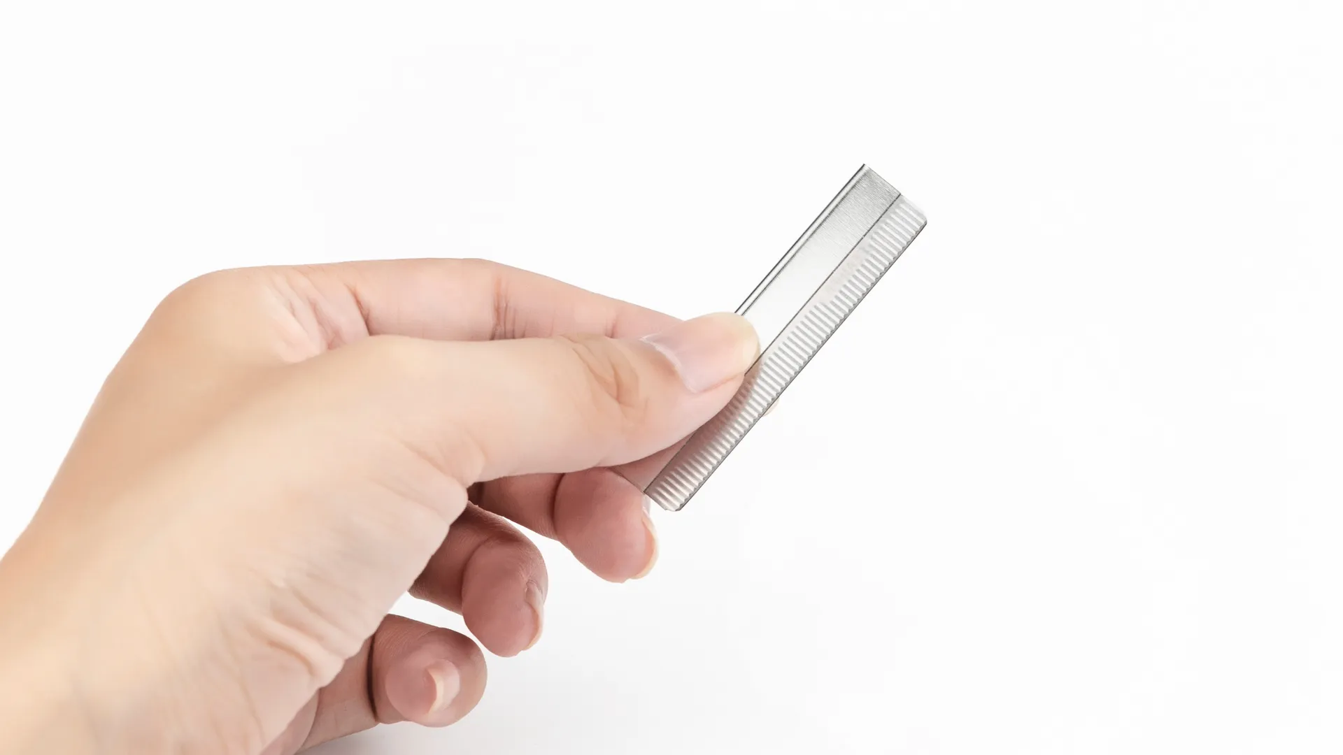 The blade covered by protective safety guard, and use frosted design for non-slip.