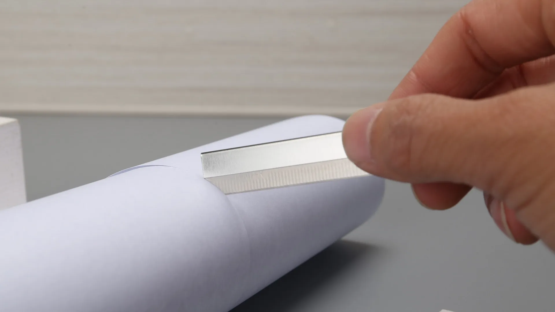 The blade covered by protective safety guard, and use frosted design for non-slip.