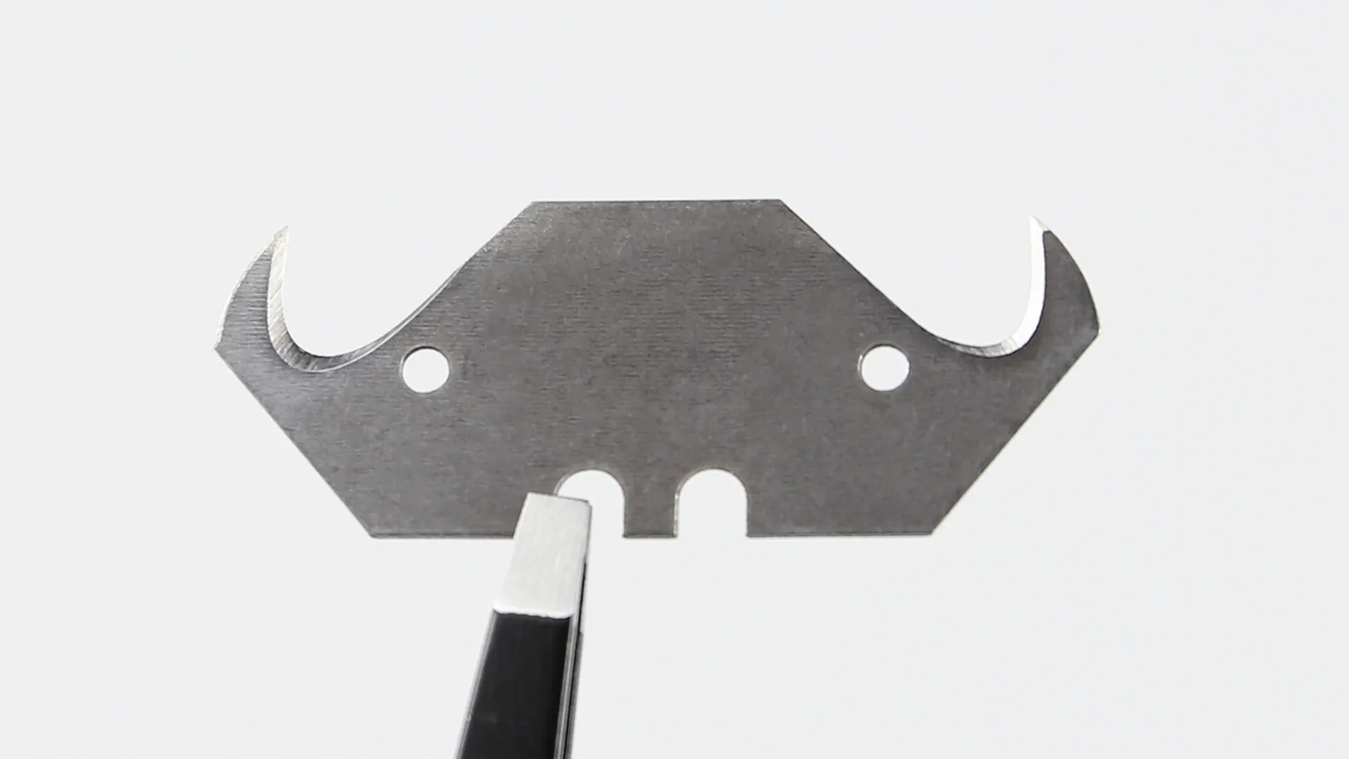 Premium-grade steel provides exceptional edge and blade durability to prevent breakage and premature wear