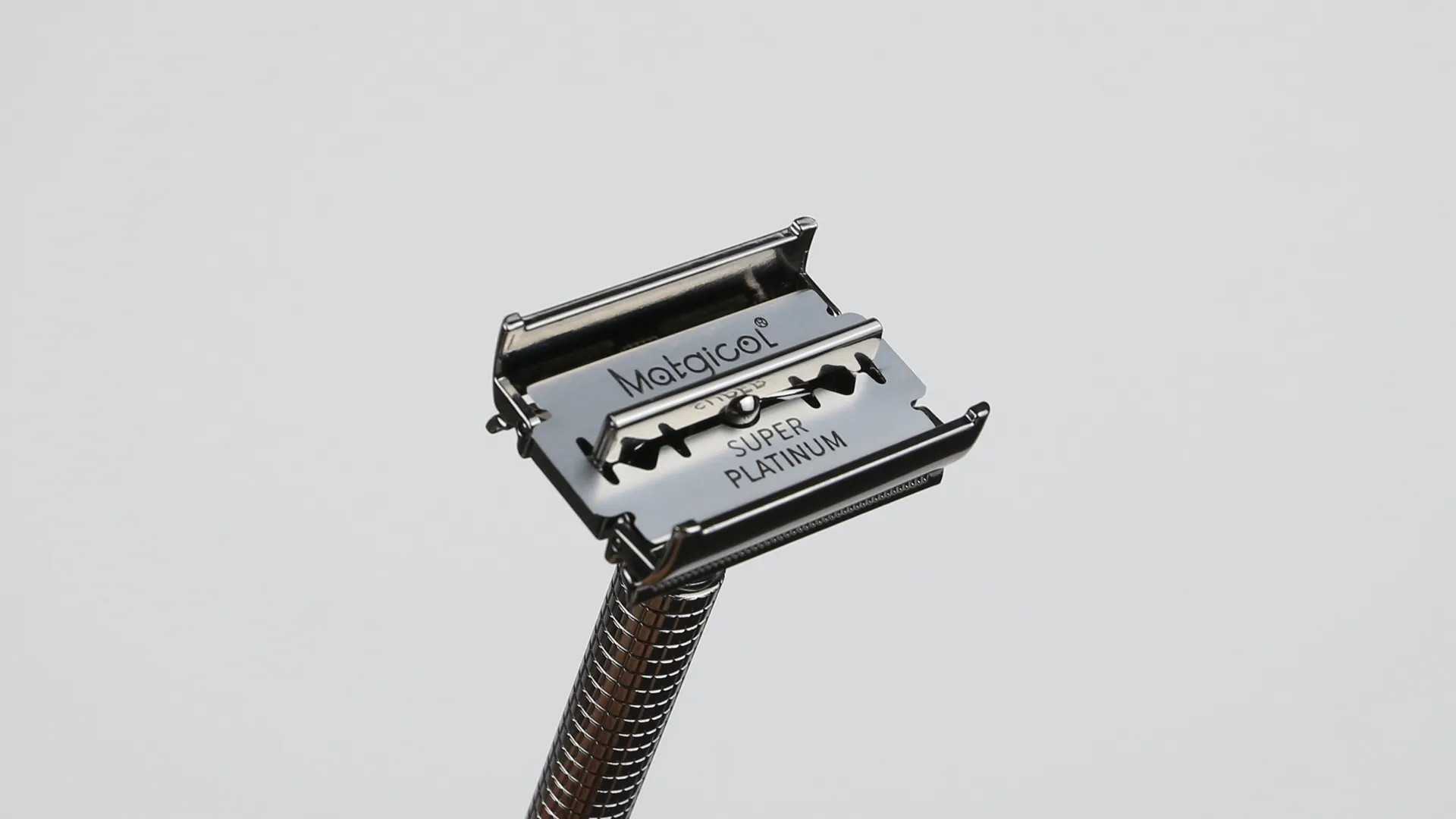 "Twist Open" technology makes changing blades easy.