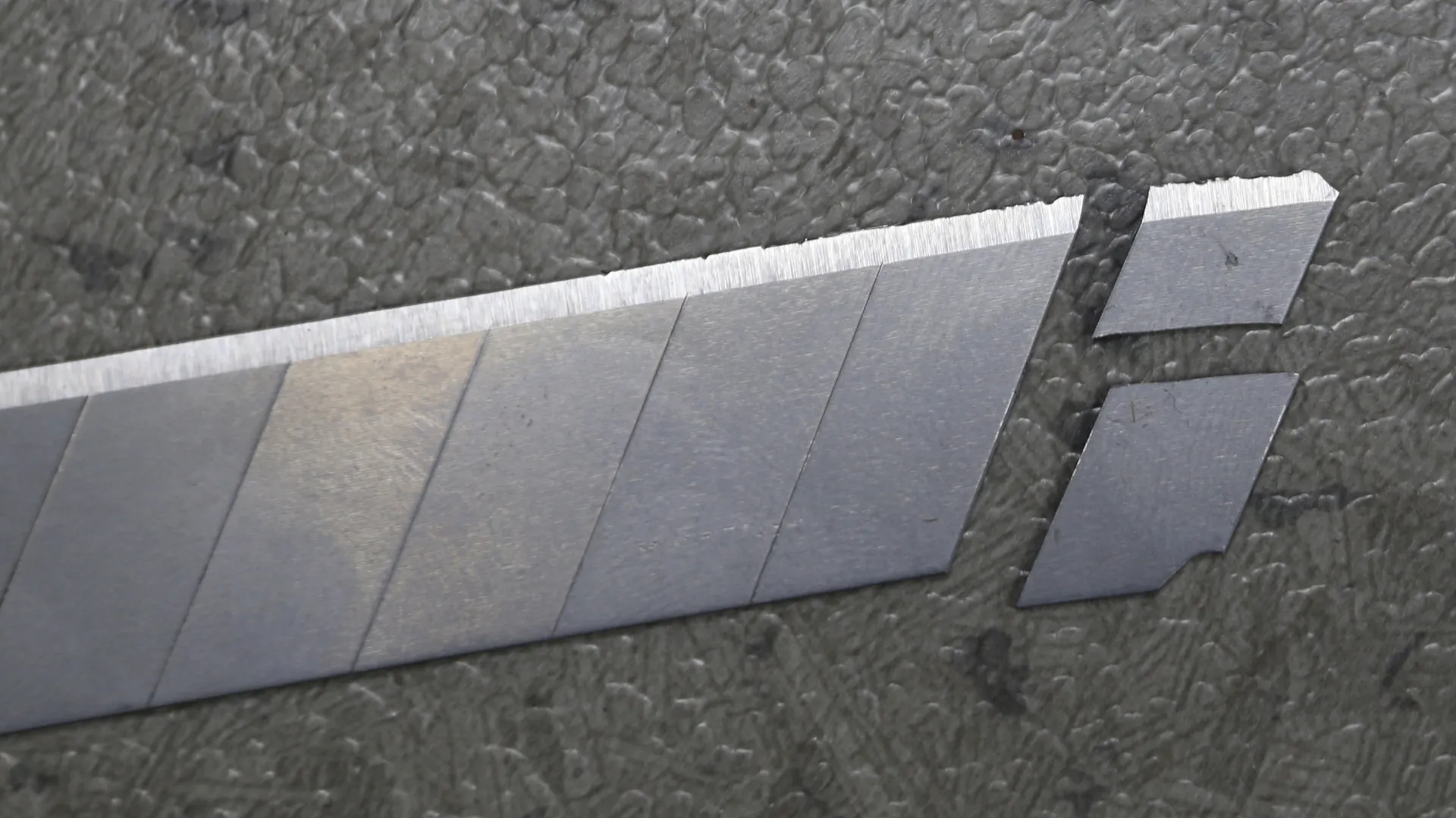 Snap-off design lets you quickly remove the dull blade for immediate access to a new, sharp edge.