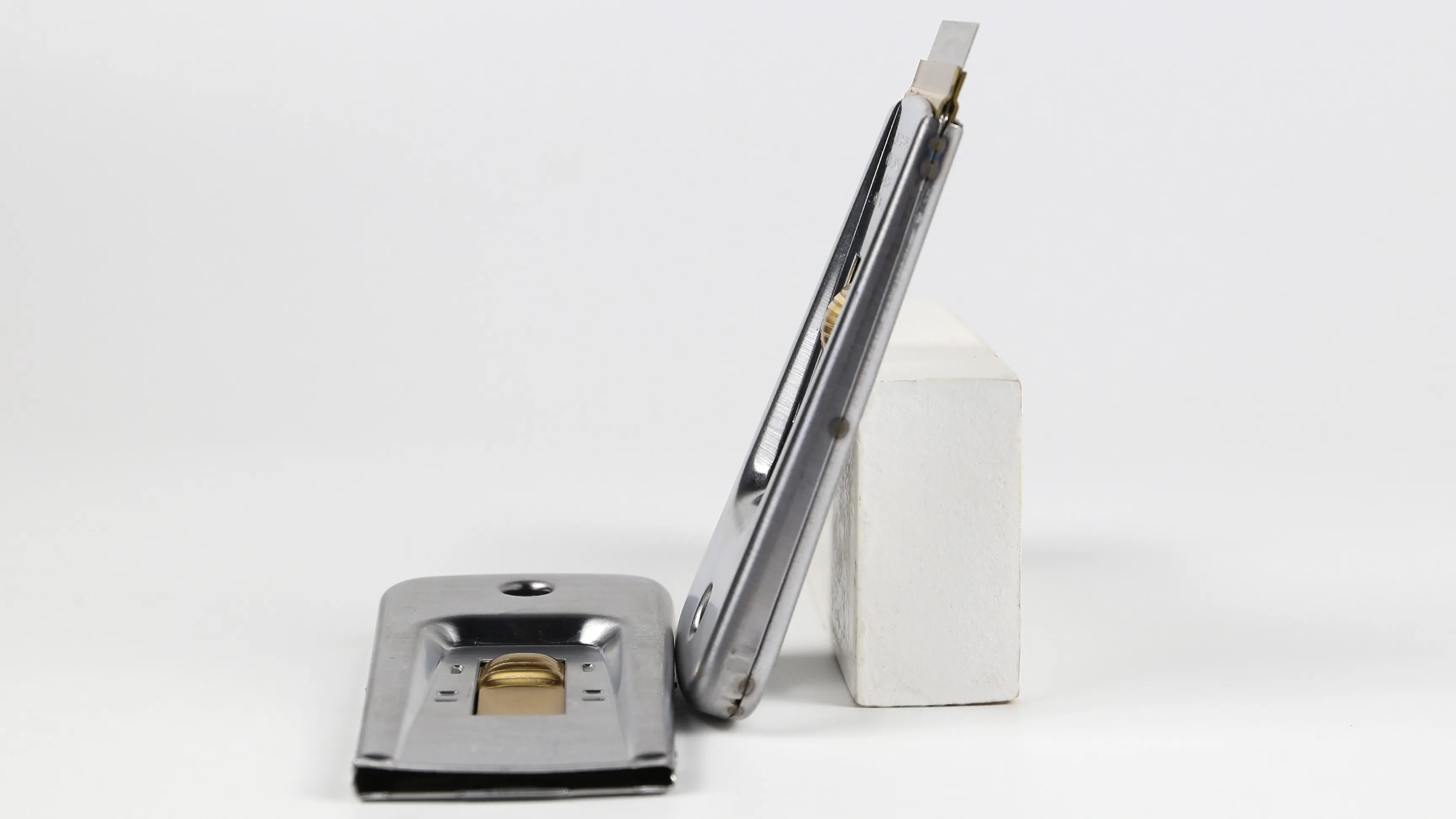 Metal handle for increased durability