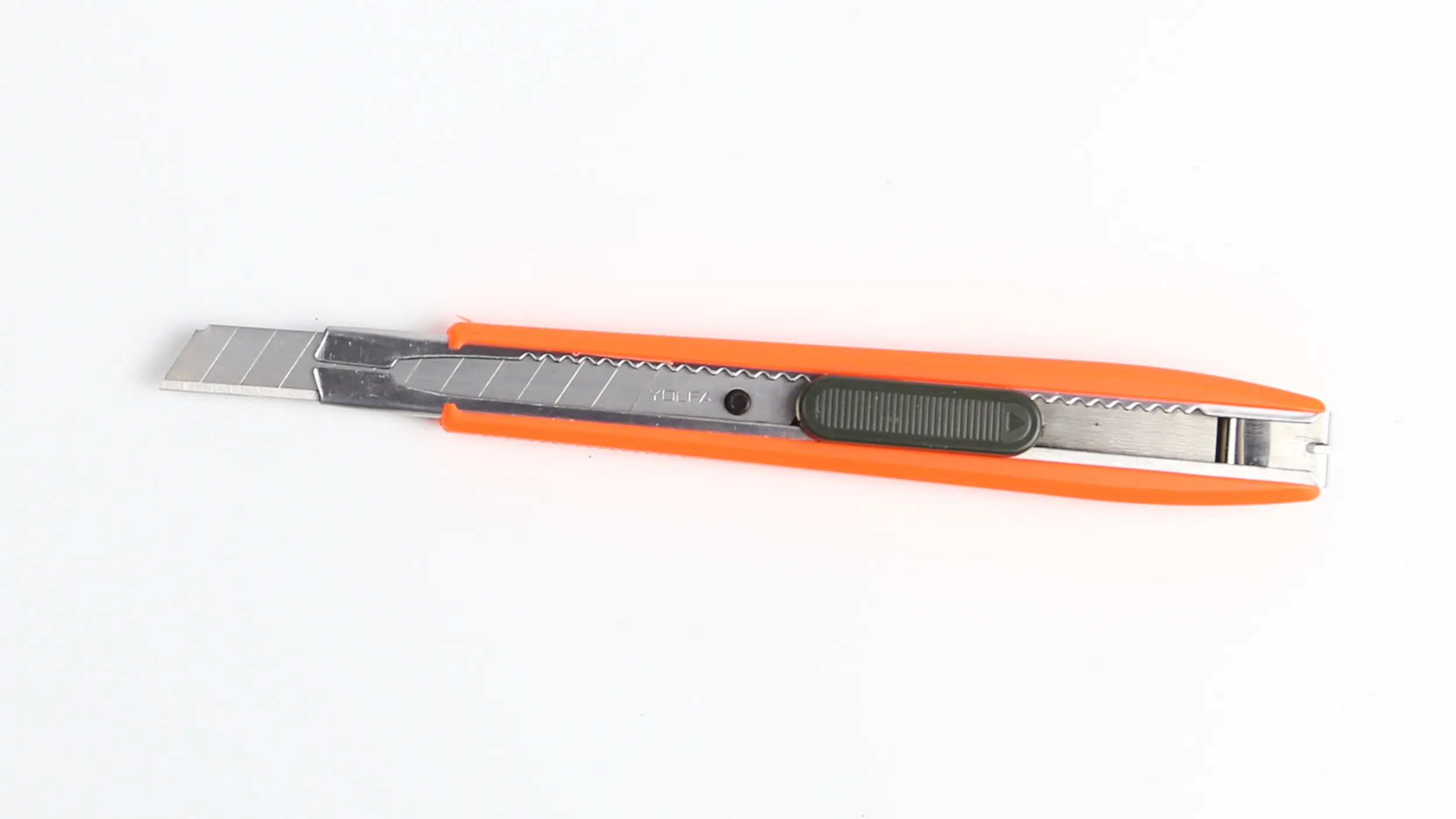 knife has retractable design