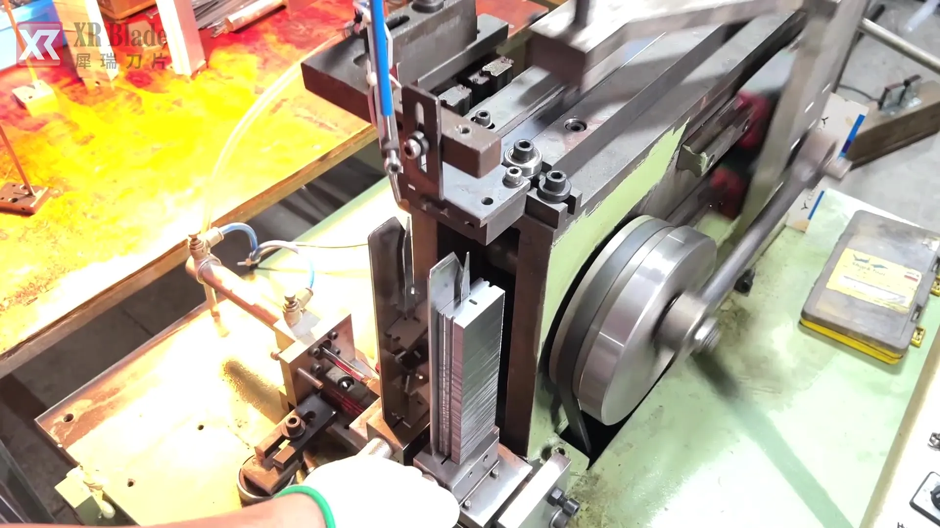 safety blade in the grinding and polishing process