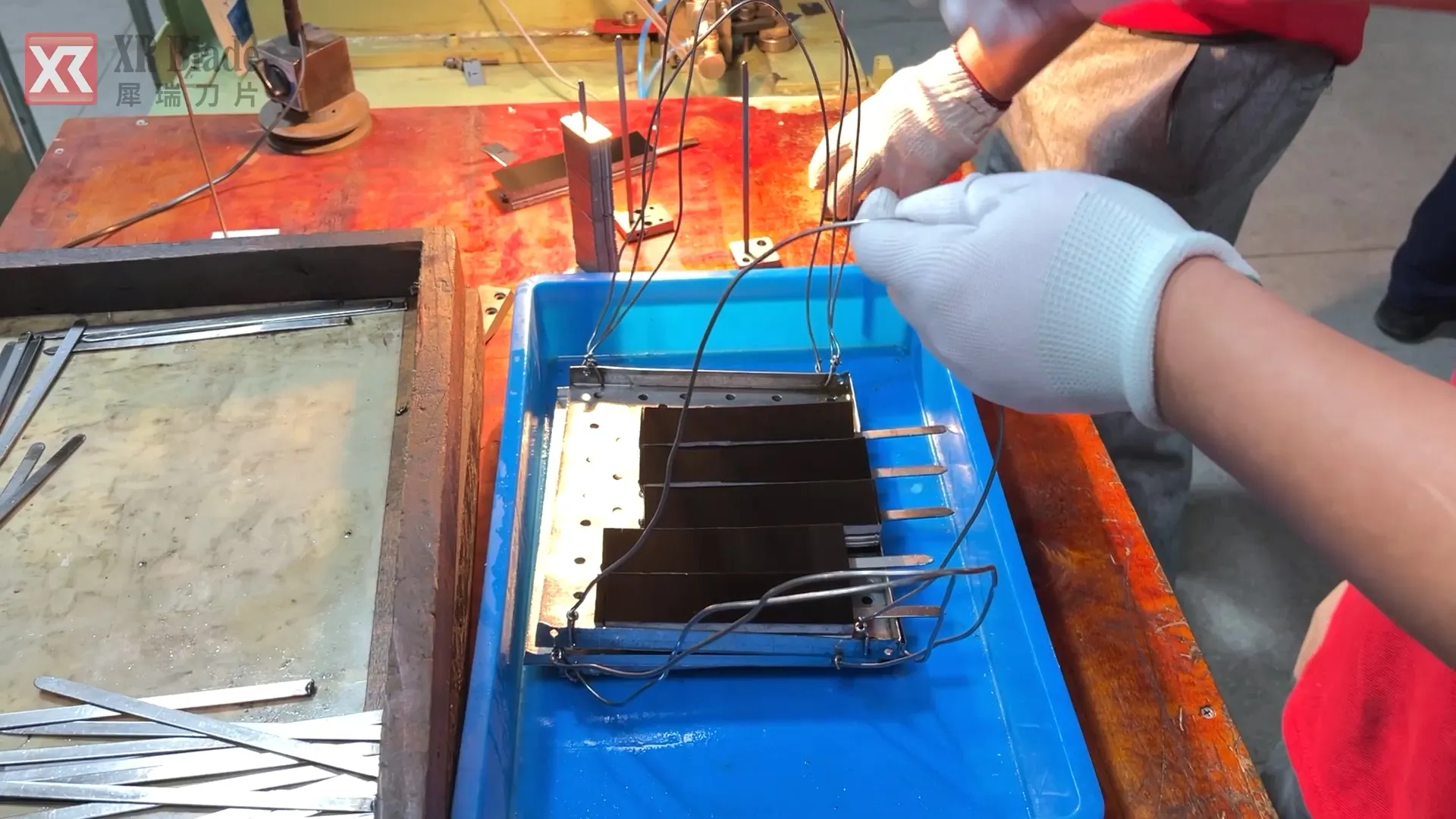 safety blade is put into oil-based solution